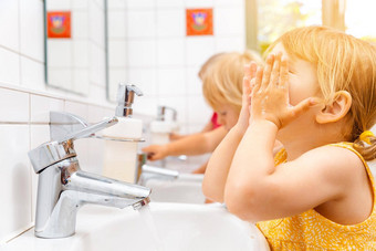 孩子幼儿园洗手