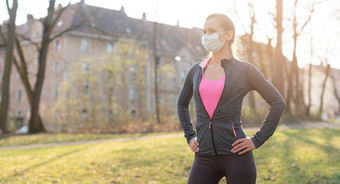 适合女人健康危机锻炼在户外穿面具