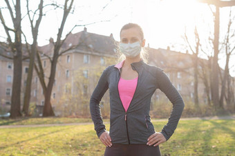 适合女人健康危机锻炼在户外穿面具