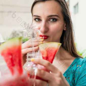美丽的女人喝西瓜汁酒吧咖啡馆