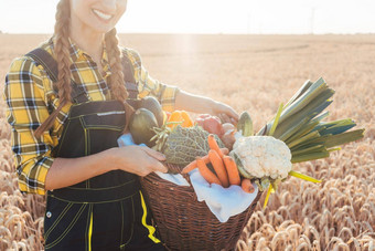 农民女人提供健康的蔬菜