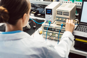 工程师女人电子产品实验室测试emc合规