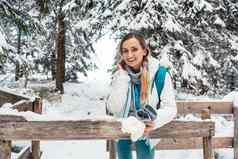 女人休息徒步旅行冬天雪