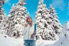 徒步旅行雪山坡冬天