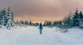 女人徒步旅行冬天景<strong>观色</strong>彩斑斓的日落