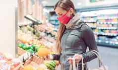 女人购物超市冠状病毒封锁