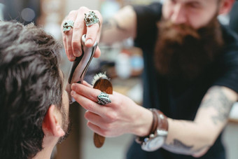 理发员赶时髦的人理发师商店切割头发客户端