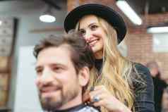 男人。咨询女人头发设计师建议减少样式