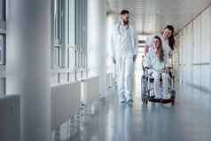 医生护士病人轮椅医院走廊