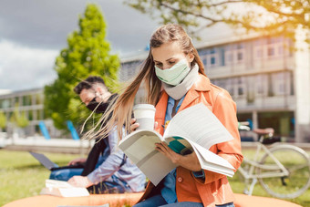 女人学生大学校园学习穿脸面具