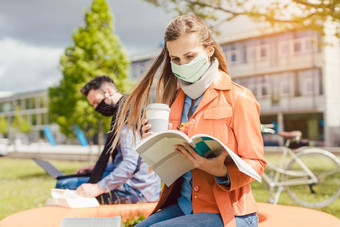 女人学生大<strong>学校</strong>园学习穿脸面具