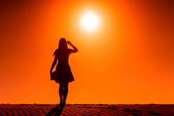 太阳燃烧无情地女人站沙漠