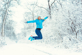 快乐的女人体育<strong>服装</strong>享受<strong>冬</strong>天雪