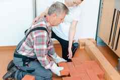 工人职业治疗再学习躺砖