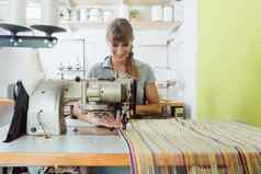 裁缝缝纫德科织物缝纫机裁剪
