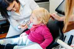 牙齿矫正医师检查牙齿孩子