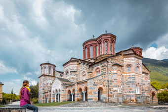旅游女人参观修道院蒂米奥斯普罗多莫斯希腊