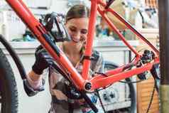 自行车机械师工作齿轮自行车