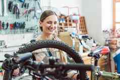自行车机械师女人轮自行车
