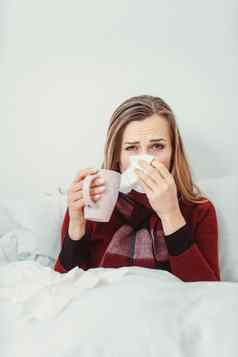 女人热茶流感说谎床上生病的