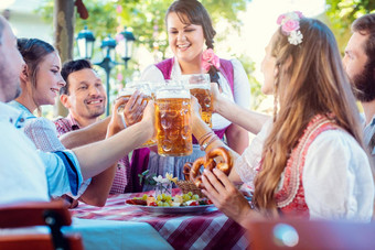 快乐的朋友敬酒巴伐利亚啤酒花园