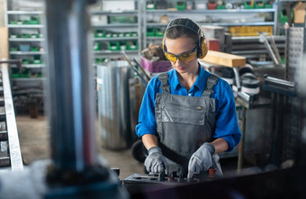 女人工人操作机工具金属车间工厂