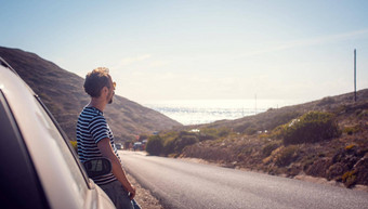 男人。路旅行休息车<strong>看海</strong>洋