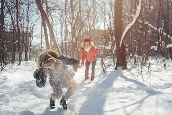 女人扔雪球的家伙冬天好玩的情绪