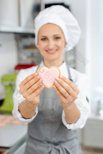 糕点老板爱贸易显示心形状的糖果
