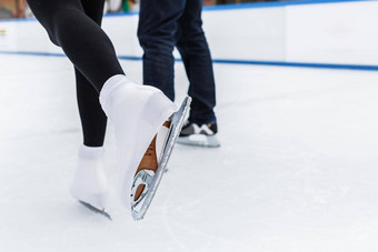 特写镜头溜冰者冰溜冰场