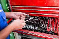 汽车机械师采取工具工具箱