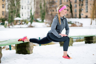 女人伸展运动四肢体育锻炼冬天
