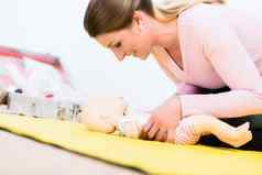 女人援助练习复兴婴儿婴儿