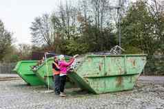 女人把废金属容器回收