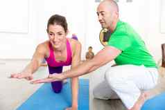 瑜伽教练帮助女锻炼
