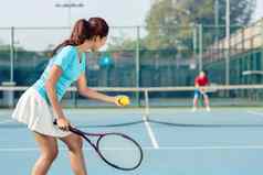 专业女球员微笑服务网球匹配