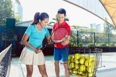 网球教练教学正确的控制持有球拍