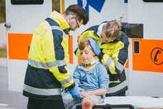 男孩受伤的事故医务人员采取护理
