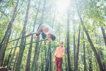 运动型夫妇锻炼户外<strong>健身</strong>房