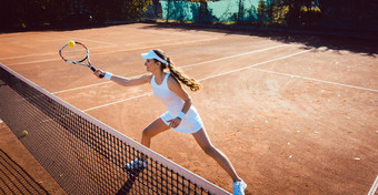 女人打网球球法院