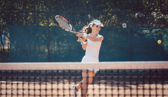 女人有力地玩<strong>网球</strong>