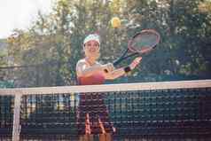 女人红色的体育运动衣服玩网球