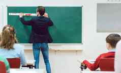 学生看老师画黑板上教室