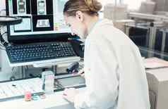 工人电子产品工厂扫描代码光学检查
