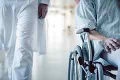 医生护士推轮椅病人医院