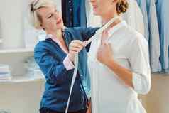 裁缝测量女人使定制衬衫