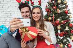 夫妇使自拍照片电话圣诞节
