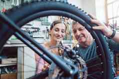 自行车机械师客户自行车服务