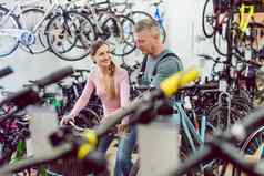 推销员帮助客户自行车商店找到自行车