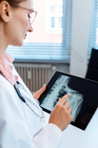 医生x射线图片肩膀平板电脑电脑